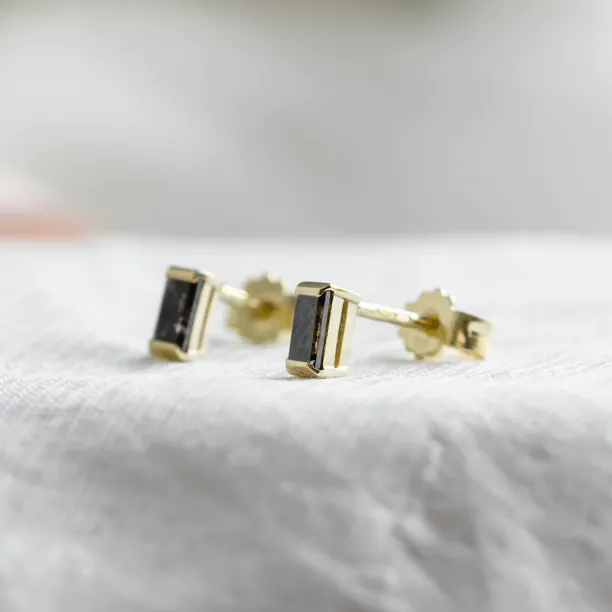 Detailní pohled na náušnice LOFI s baguette salt and pepper diamanty