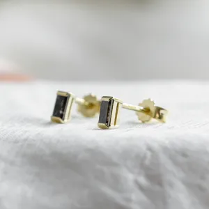 Detailní pohled na náušnice LOFI s baguette salt and pepper diamanty