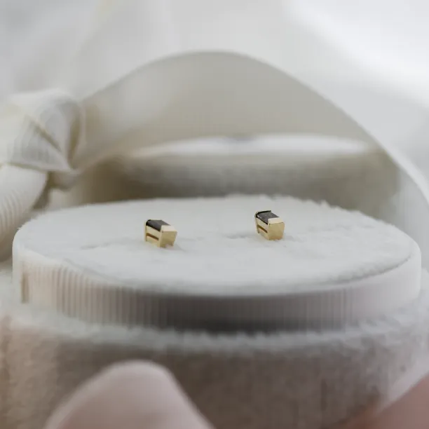 Pohled zezadu na náušnice LOFI s baguette salt and pepper diamanty