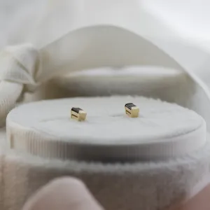 Pohled zezadu na náušnice LOFI s baguette salt and pepper diamanty