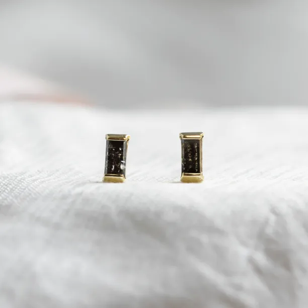 Minimalistické náušnice LOFI s baguette salt and pepper diamanty