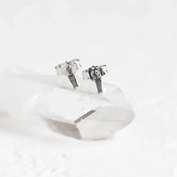 Náušnice GIGI z bílého zlata se zúženými baguette salt and pepper diamanty