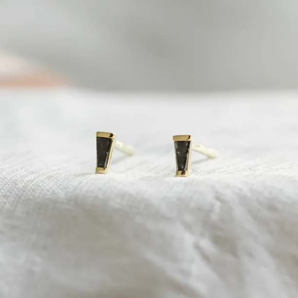 Náušnice GIGI ze žlutého zlata se zúženými baguette salt and pepper diamanty