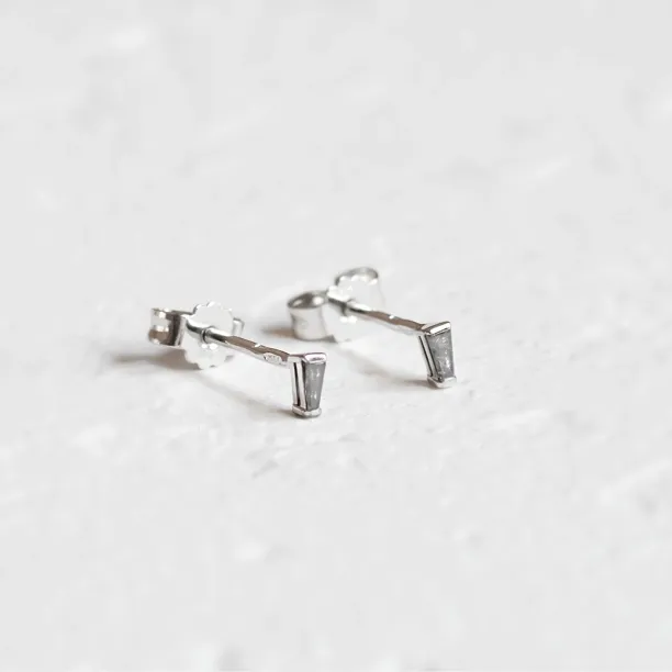 Šikmý pohled na náušnice GIGI se zúženými baguette salt and pepper diamanty a puzetami