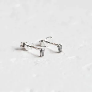 Šikmý pohled na náušnice GIGI se zúženými baguette salt and pepper diamanty a puzetami