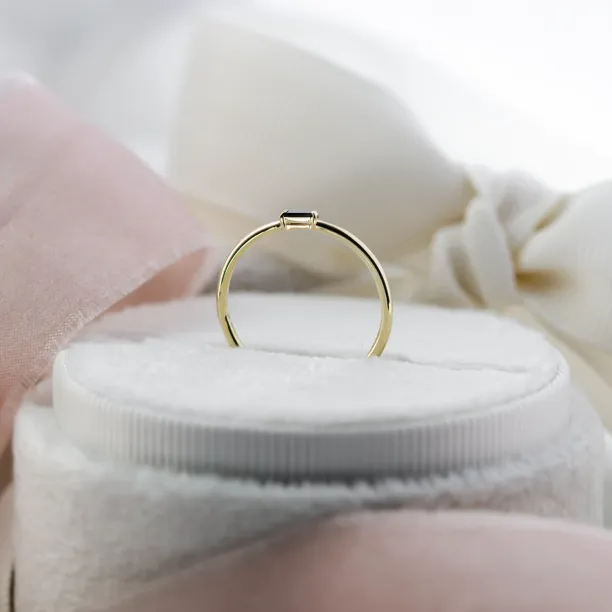 Gold ring with tapered baguette gray diamond GERRY Image