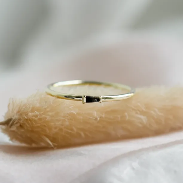 Gold ring with tapered baguette gray diamond GERRY Image
