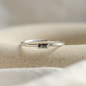 Detail diamantu salt'n'pepper ve tvaru baguette v prstenu RODEO