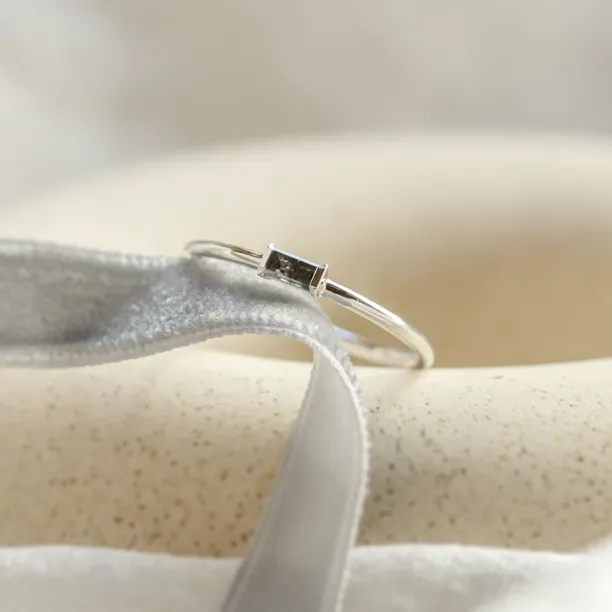 Šikmý detail diamantu salt'n'pepper a prong osazení prstenu RODEO