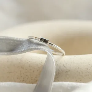 Šikmý detail diamantu salt'n'pepper a prong osazení prstenu RODEO
