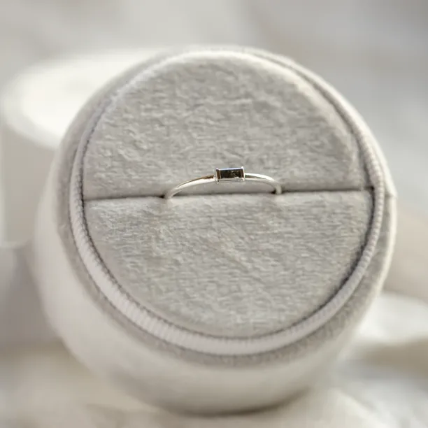 Prsten RODEO v art deco stylu s diamantem salt'n'pepper ve tvaru baguette