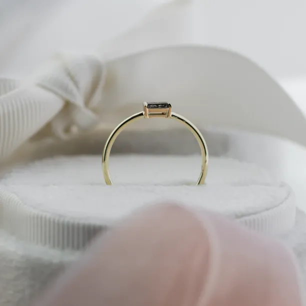 Pohled zezadu na prsten RODEO s detailem osazení diamantu