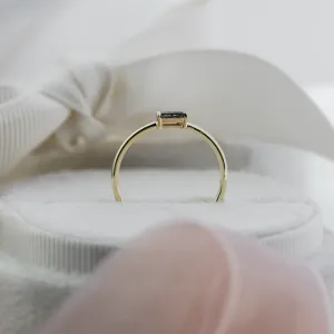 Pohled zezadu na prsten RODEO s detailem osazení diamantu