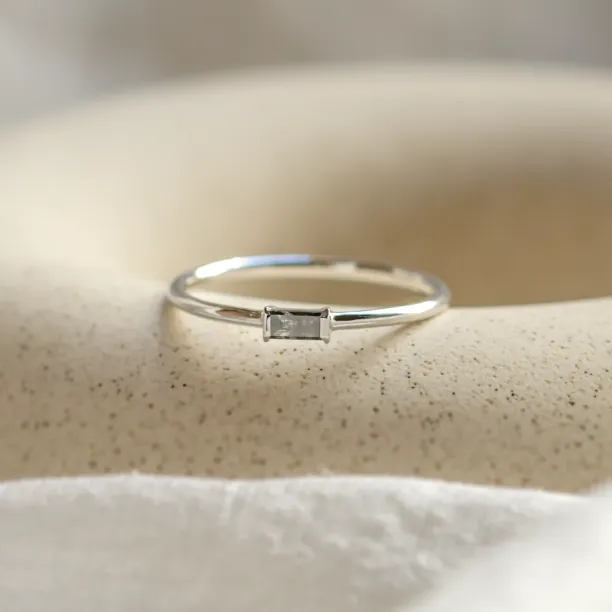 Detailní pohled na prsten RODEO s baguette salt'n'pepper diamantem