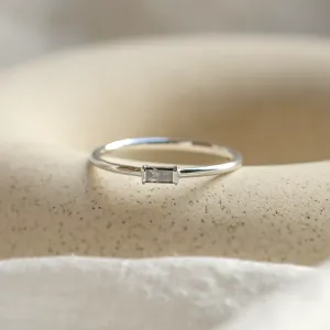 Detailní pohled na prsten RODEO s baguette salt'n'pepper diamantem