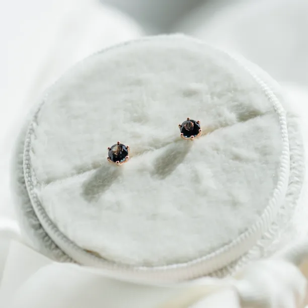 Stud earrings with blue topaz DENIM Image