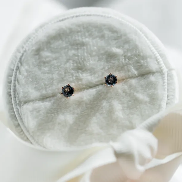 Stud earrings with blue topaz DENIM Image