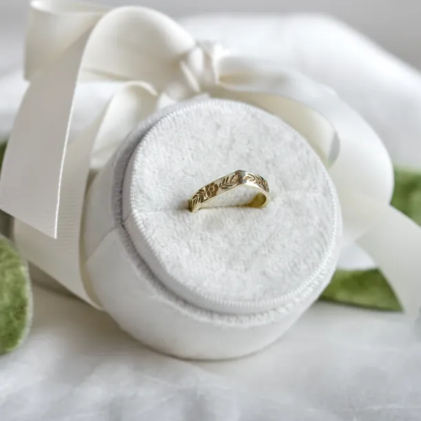Curved wedding ring with floral motive LENNA Image