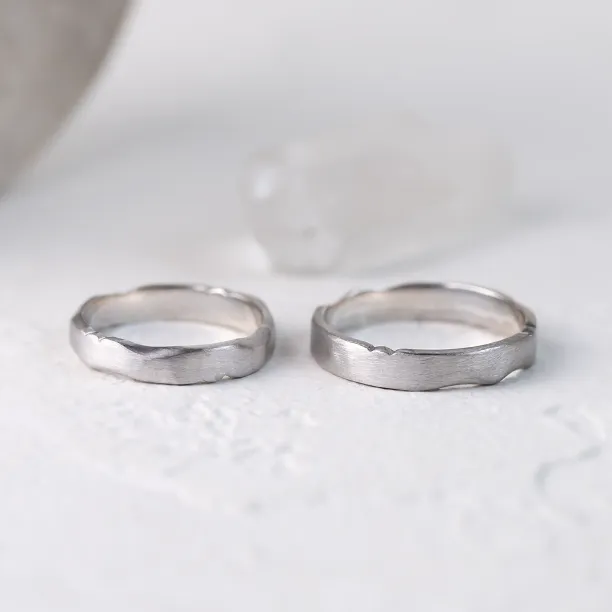 DANTE gold wedding bands displayed separately with irregular edges visible