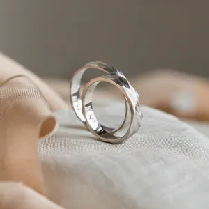 Zlaté snubní prsteny ROCCIA s vrypy z vnitřní a boční strany