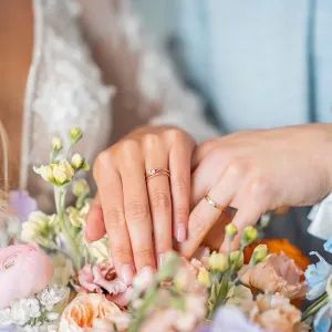 Original wedding rings with hammered surface BEAT Thumbnail