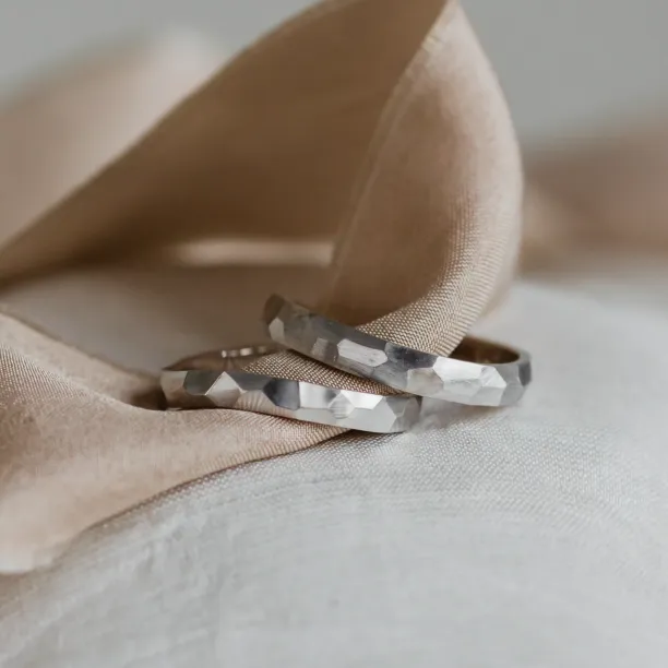 Original wedding rings with hammered surface BEAT Image