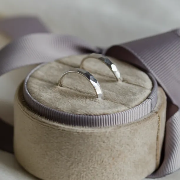 Original wedding rings with hammered surface BEAT Image