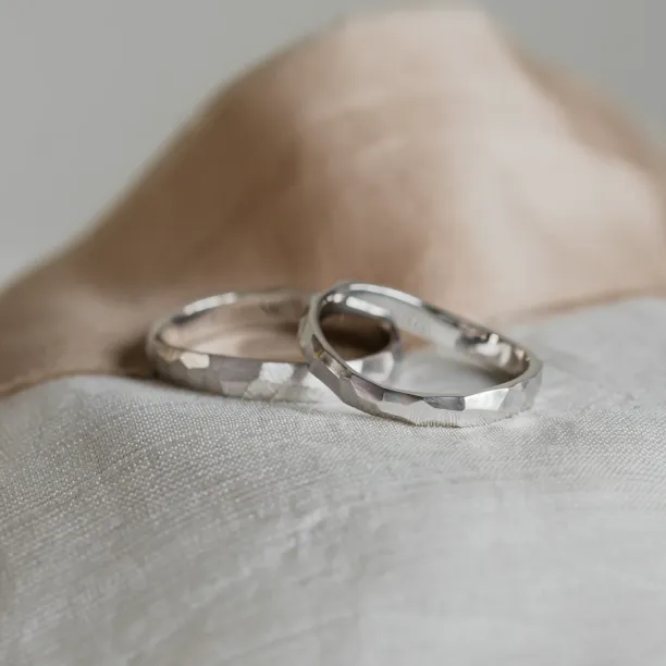 Original wedding rings with hammered surface BEAT Image