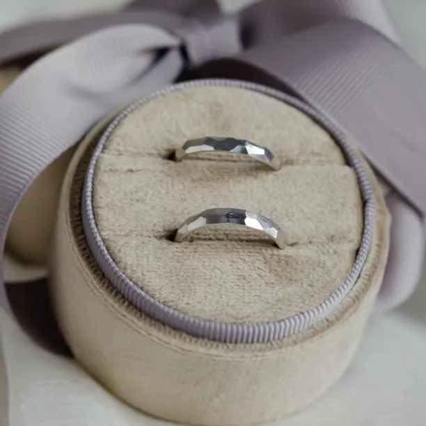 Original wedding rings with hammered surface BEAT Image