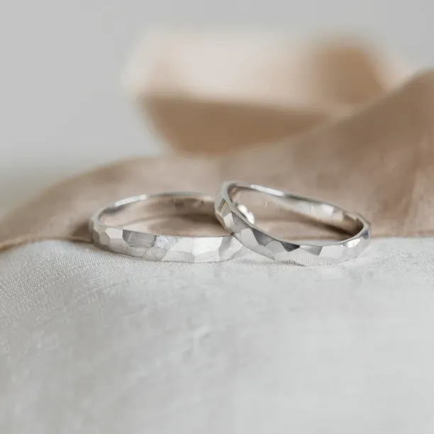 Original wedding rings with hammered surface BEAT Image