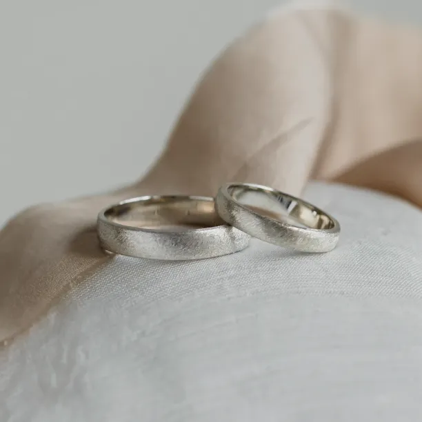 Matte wedding bands with florentine surface CALCOLO Image