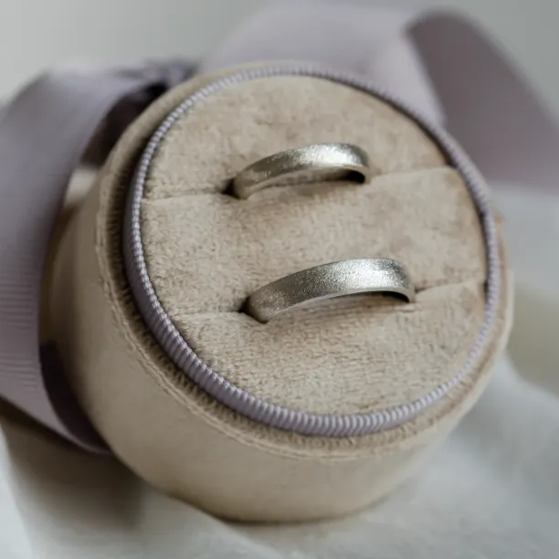 Matte wedding bands with florentine surface CALCOLO Image