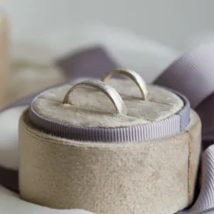 Matte wedding bands with florentine surface CALCOLO Thumbnail