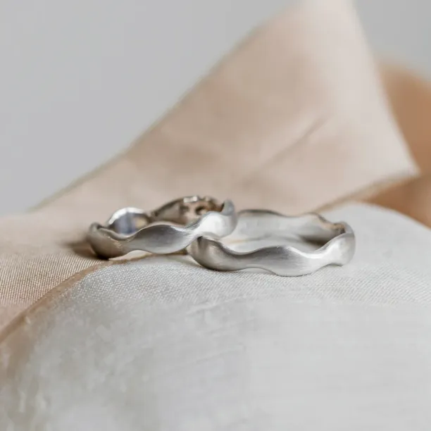 GOCCIO pair of wedding rings showing their curved matte surfaces