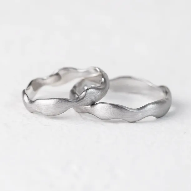 GOCCIO unusual wedding rings in an irregular curved shape