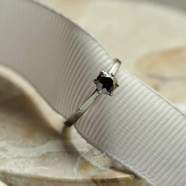 Detailní šikmý pohled na prsten s černým diamantem NEROS
