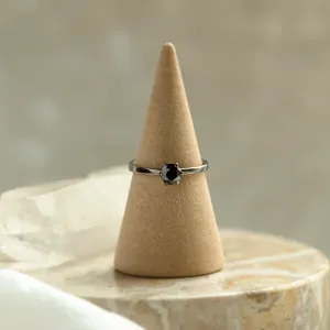 Prsten s černým diamantem NEROS vystavený na stojánku