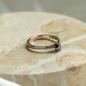 Šikmý pohled na prsten s černým diamantem a jeho vnitřní obvod