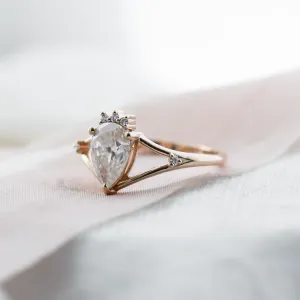 Atypical gold ring with moissanites AMELIA Thumbnail