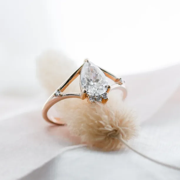 Atypical gold ring with moissanites AMELIA Image