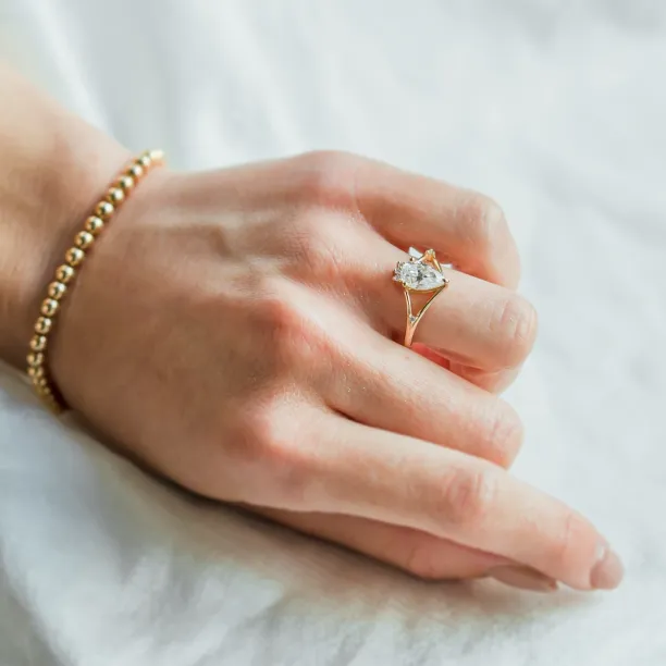 Atypical gold ring with moissanites AMELIA Image