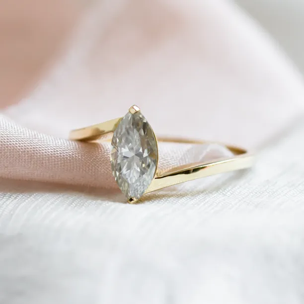 Elegant ring with marquise moissanite CHARLOTTE Image