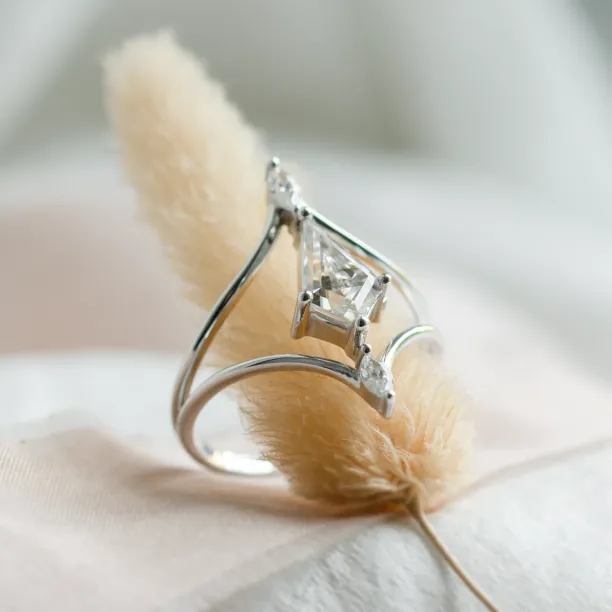 Extravagant split shank ring with moissanites ELOISE Image