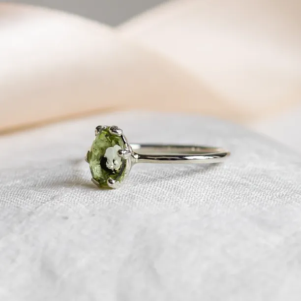 Side detail of the gold SORRENTO ring with lemon quartz