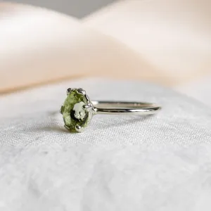 Side detail of the gold SORRENTO ring with lemon quartz
