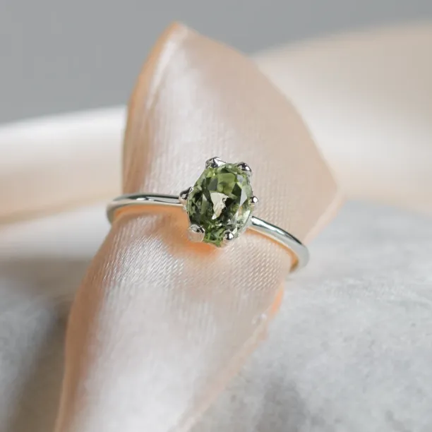 Close-up of the gold SORRENTO ring with its faceted lemon quartz