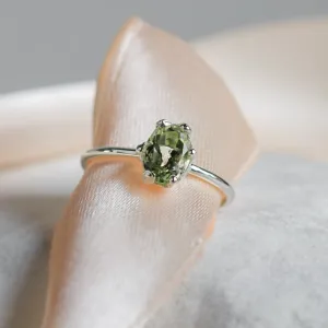 Close-up of the gold SORRENTO ring with its faceted lemon quartz