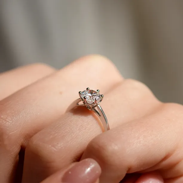Zásnubní prsten OLLAF s lab-grown diamantem na ruce