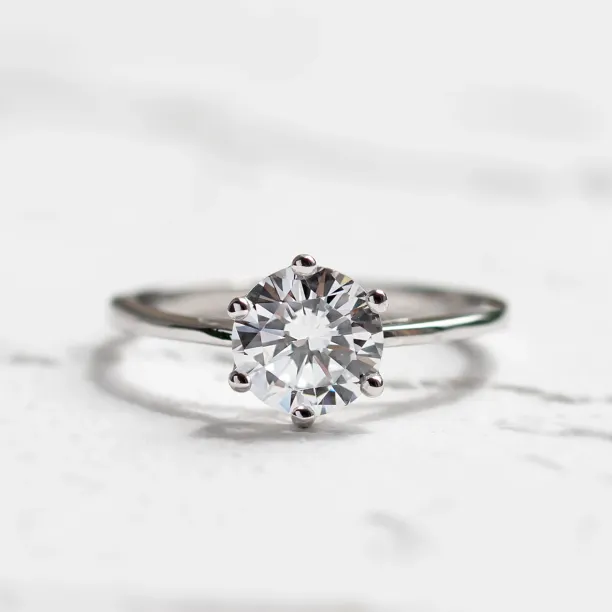 Detail zásnubního prstenu OLLAF z bílého zlata s lab-grown diamantem