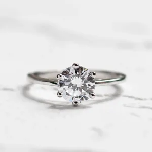 Detail zásnubního prstenu OLLAF z bílého zlata s lab-grown diamantem